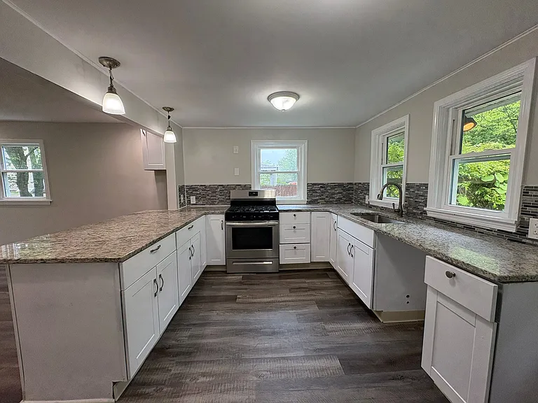 649 Maplewood Ave — Photo 4