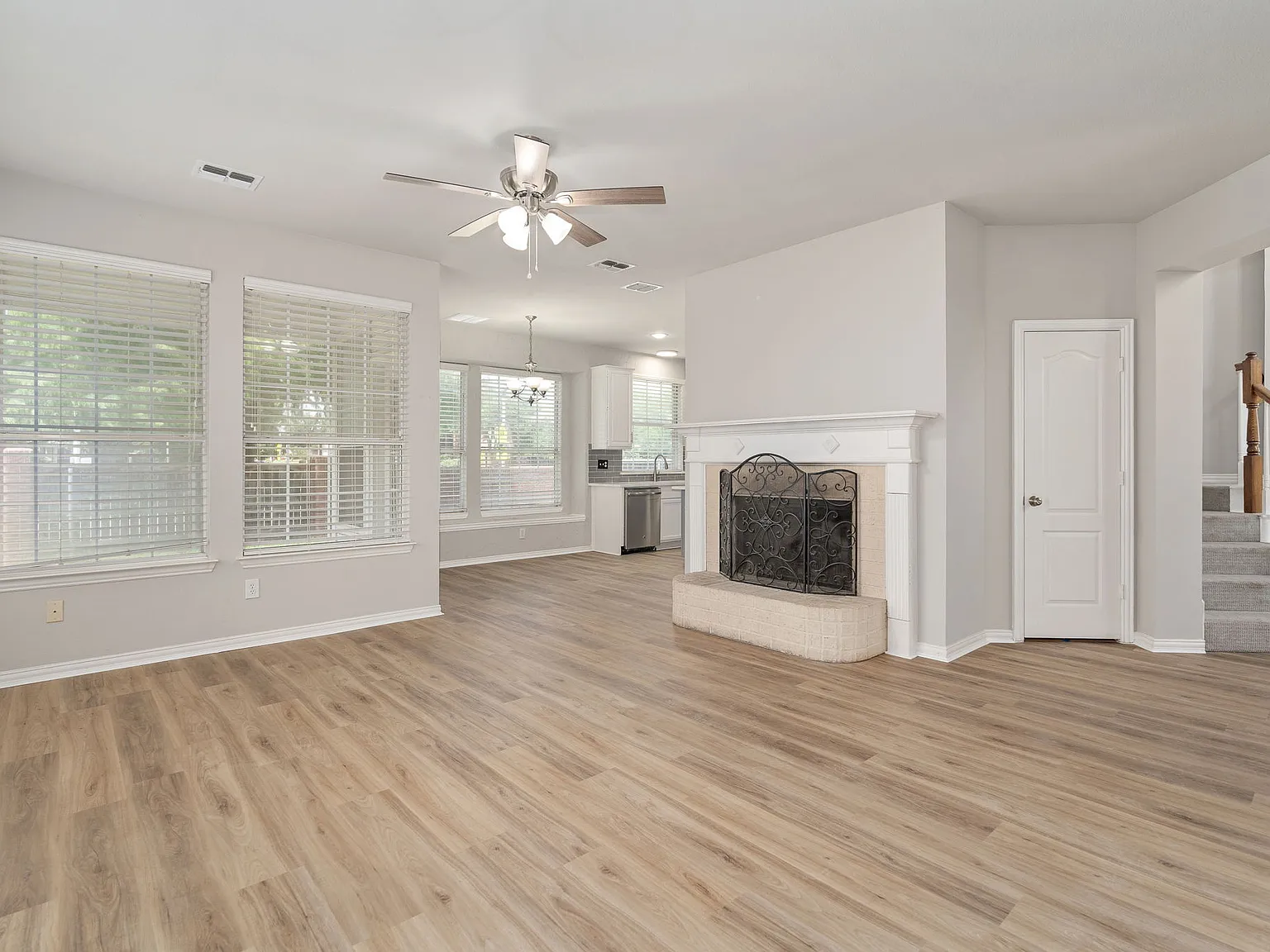 4 bed, 2.5 bath, 2351 sqft, $2,395 — Photo 4