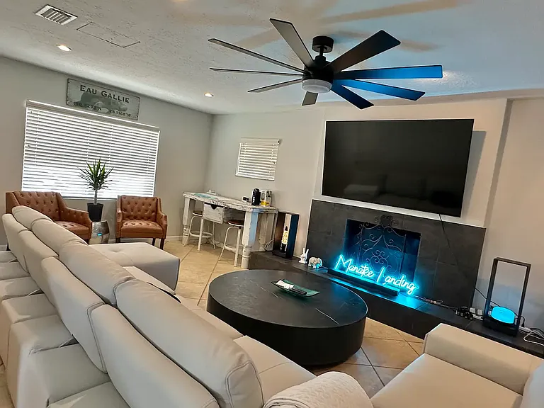 589 Hillside Ct — Photo 3