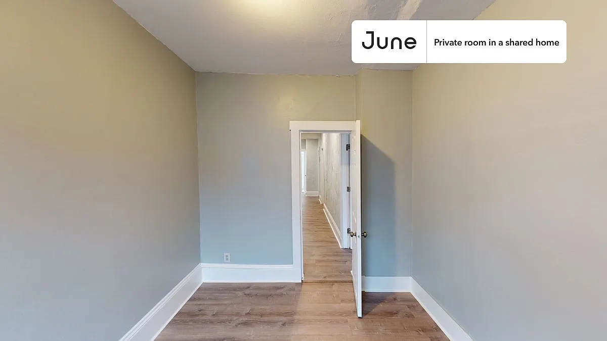 Full bedroom in 7 bed/2 bath home in Allston #1505 B — Photo 4