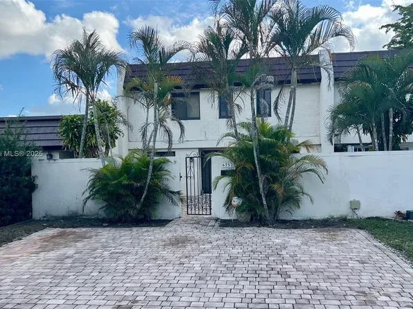 6752 Crooked Palm Ter, Miami Lakes, FL 33014
