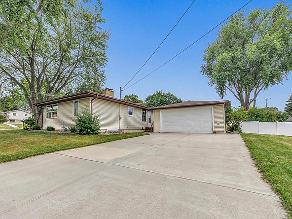 3rd image of 802 Ernst Dr