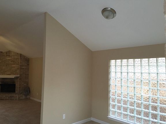 4th image of 19511 Lake Hollow Ln