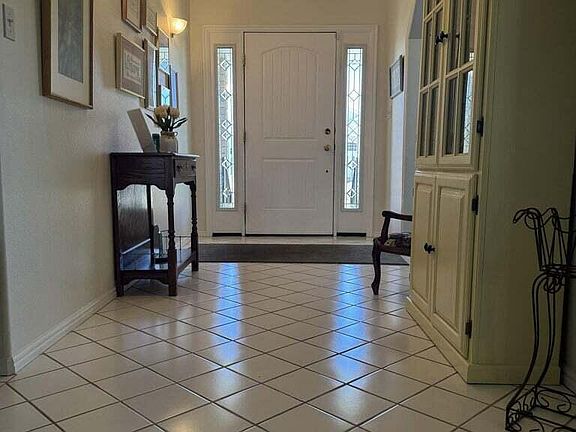 5th image of 723 S Saint James Pl