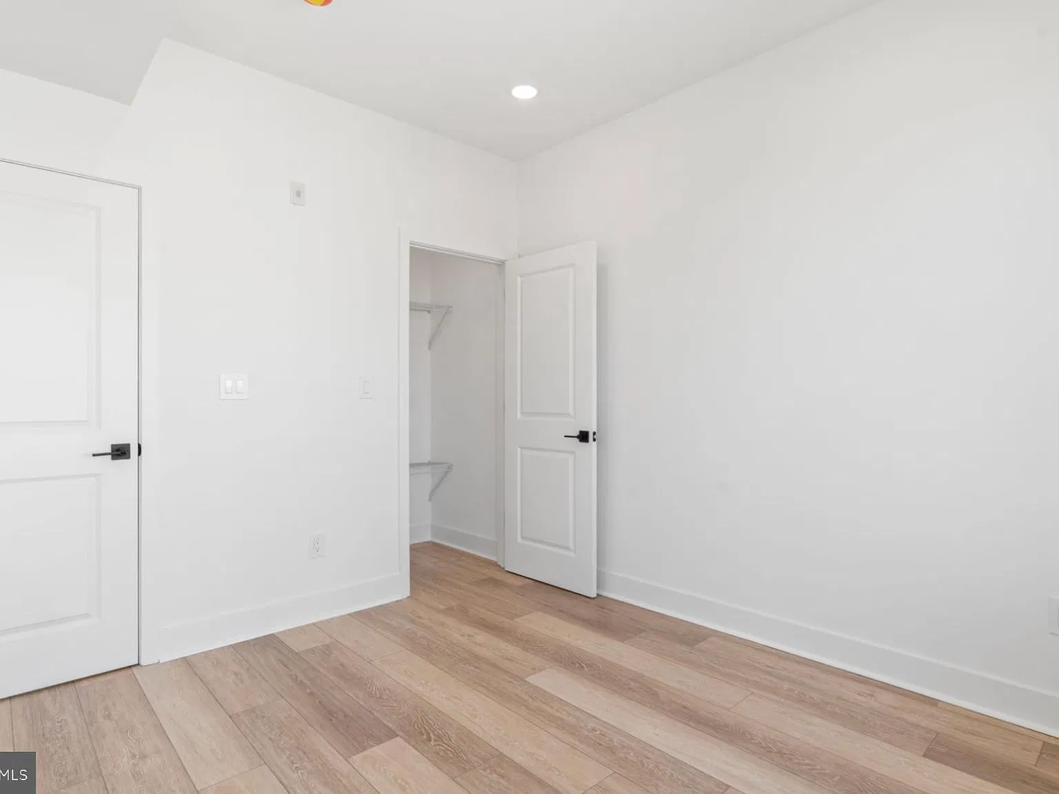 2 bed, 2.0 bath, 2562 sqft, $1,450 — Photo 3