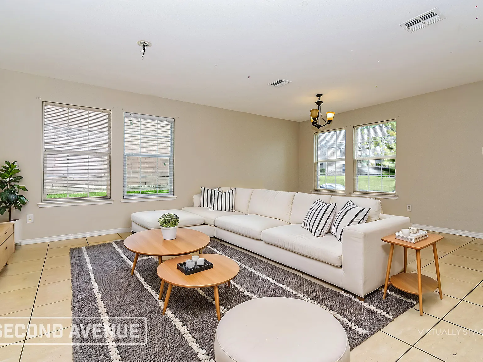 5 bed, 2.5 bath, 3072 sqft, $3,149 — Photo 2