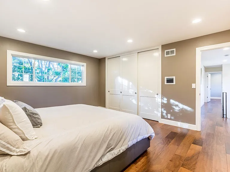 1831 Hurst Ave — Photo 15