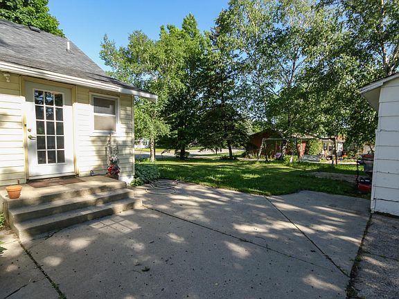 2nd image of 104 N Oak St