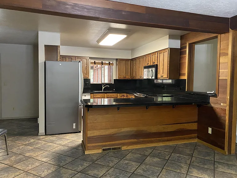 1843 Highland Dr — Photo 3