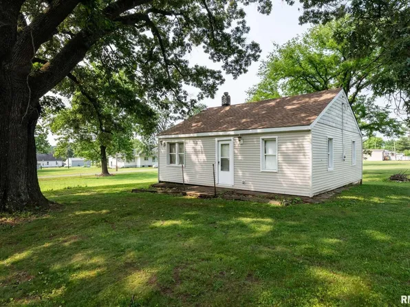 105 Laurel St, Stonefort, IL 62987