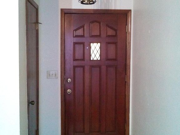 ENTRANCE WITH ENTRY CLOSET