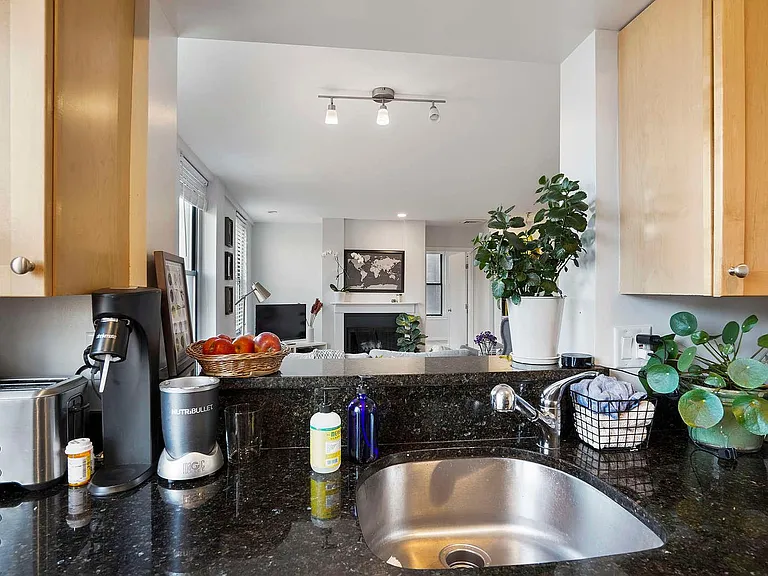 1661 Washington St #401 — Photo 6