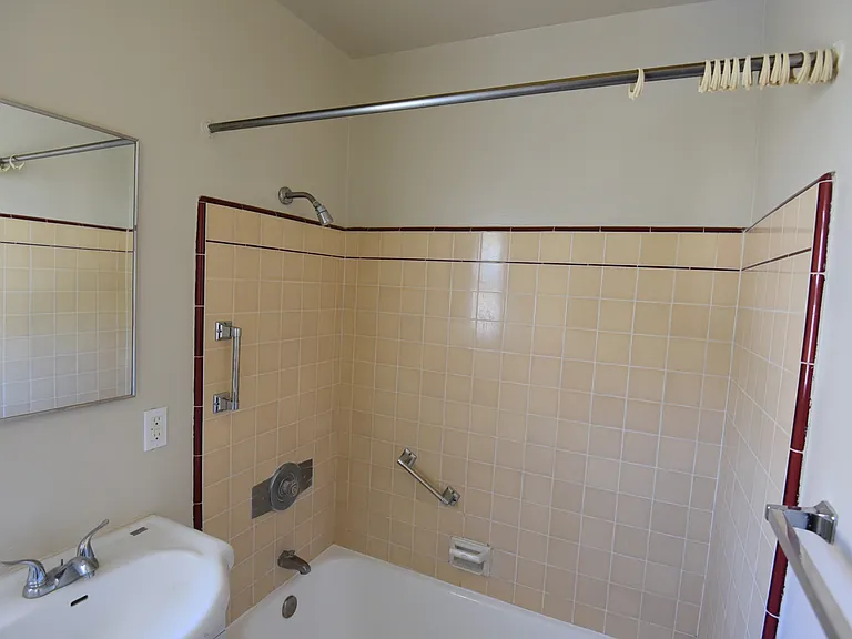 810 W Glenoaks Blvd #1/2 — Photo 8
