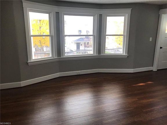 3rd image of 1437 Rosewood Ave #Upstairs