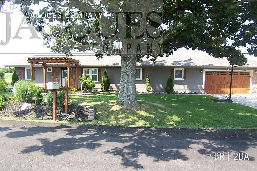 Wonderful 4 Bedroom 2 Bath Family Home on 1 acre in Strafford Schools — Photo 2