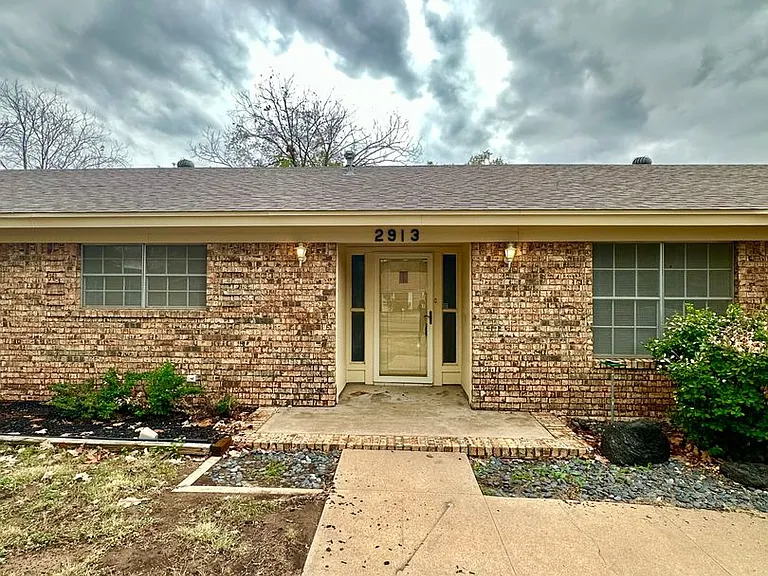 2913 Oak Forest Dr — Photo 2
