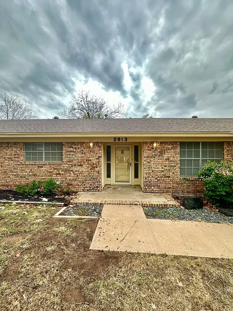 Building Photo - 2913 Oak Forest Dr