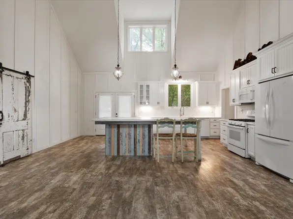 423 Eastside Rd, Burns, TN 37029