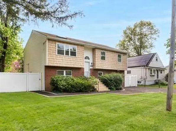 8 Hilltop Avenue, West Babylon, NY 11704
