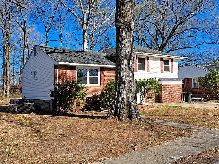 14 Northampton Dr — Photo 2