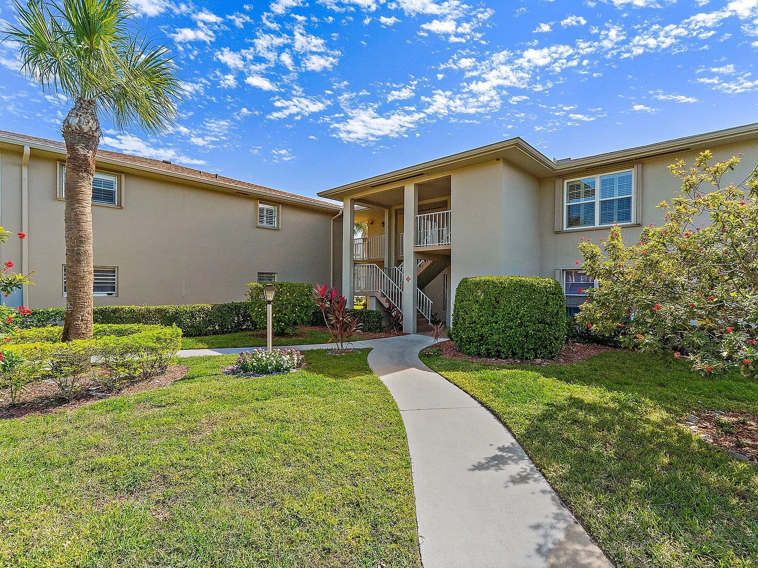 2 bed, 2.0 bath, 1170 sqft, $2,200 — Photo 2