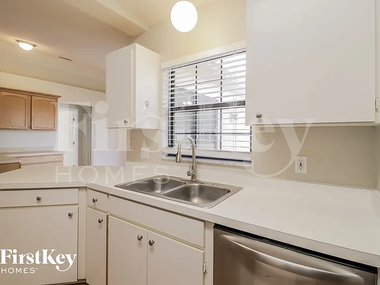 3260 Saint James Ave — Photo 7