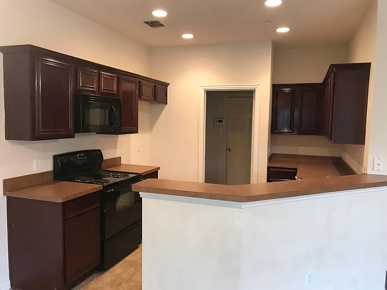 8732 Manhattan Ave — Photo 12