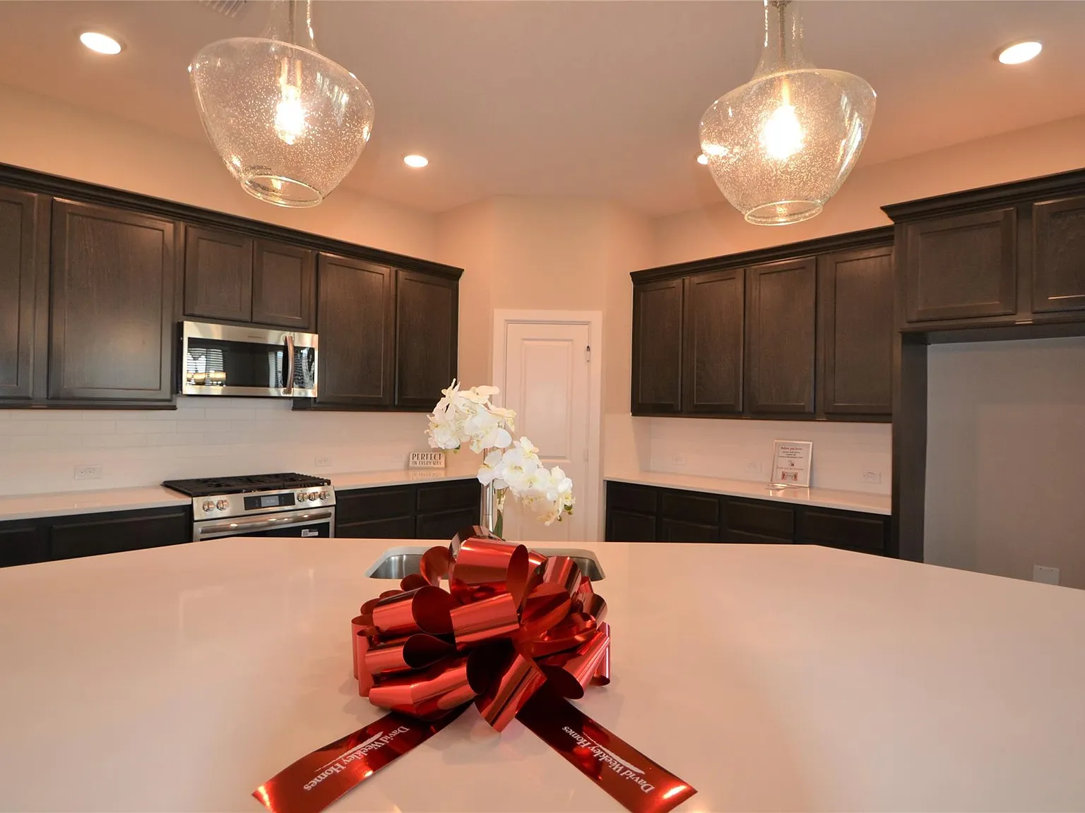 3 bed, 2.0 bath, 2337 sqft, $3,000 — Photo 4