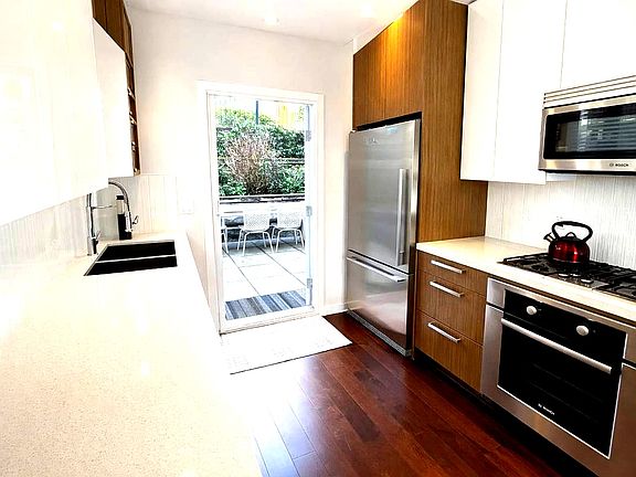 3rd image of 3264 Vanness Ave #3