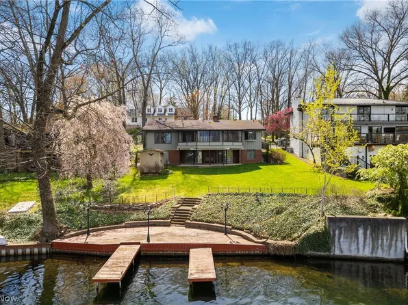 38 Lake Front Dr, Akron, OH 44319