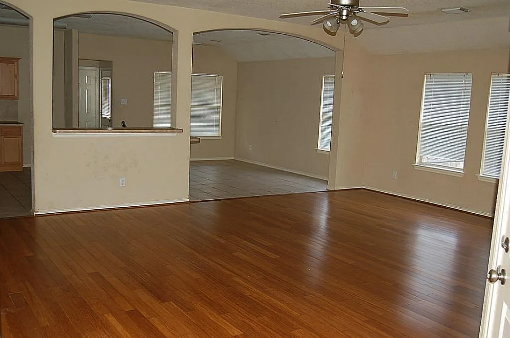 4 bed, 2.0 bath, 2051 sqft, $2,000 — Photo 2