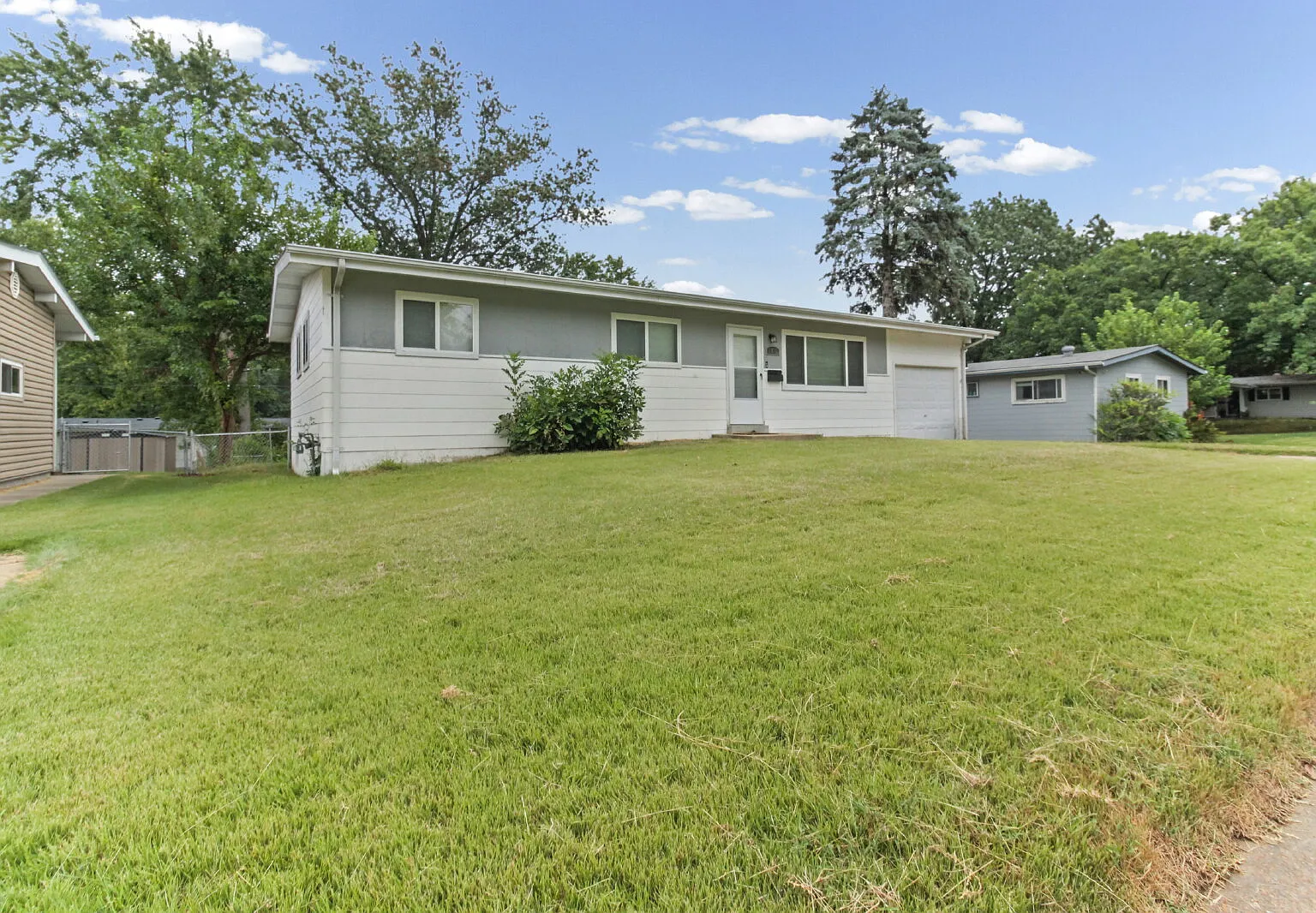 3 bed, 1.0 bath, 1025 sqft, $1,650 — Photo 1