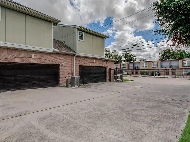 10205 Brooktree Dr — Photo 30
