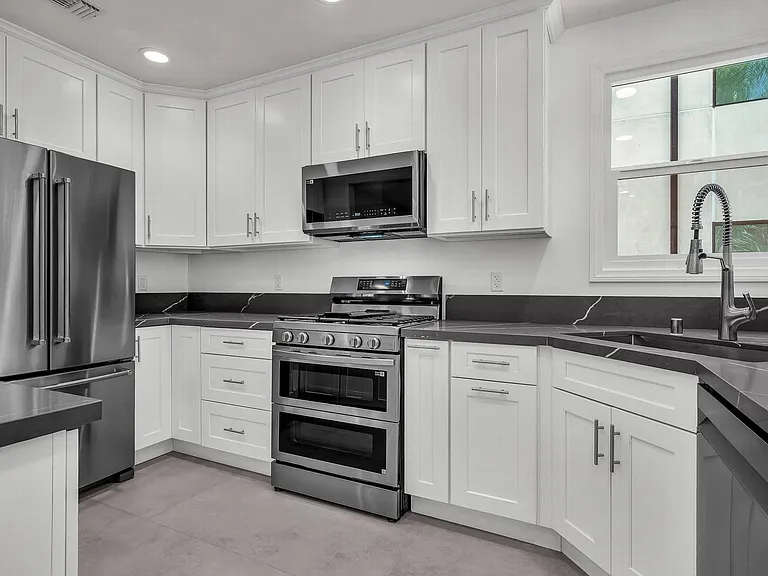 2828 Avenel St — Photo 7