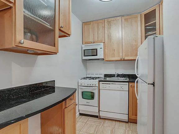 4th image of 153 E 57th St APT 9A