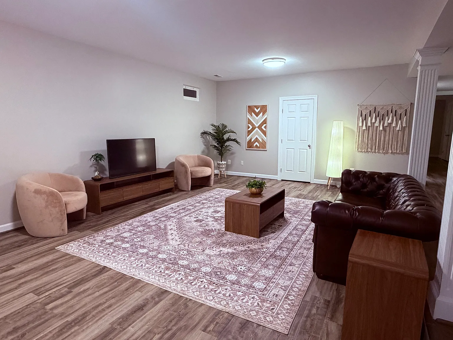 6 bed, 4384 sqft, $2,600 — Photo 1