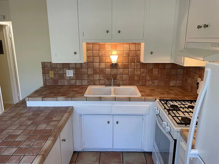 4700 Dexter Dr — Photo 8
