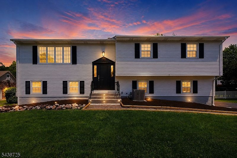 1st image of 10 Red Oak Way