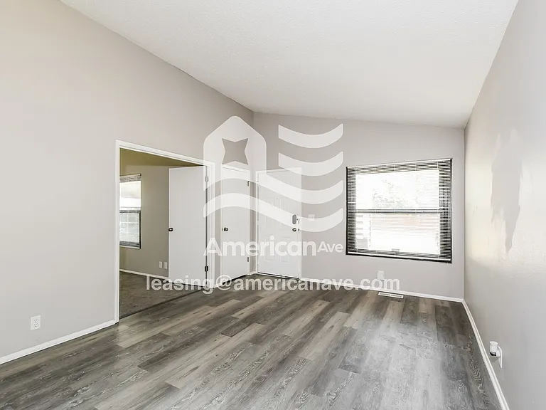 1375341_005_living_room_13846735.jpg