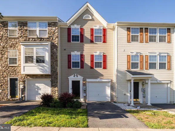 325 Scarboro Dr, Bunker Hill, WV 25413