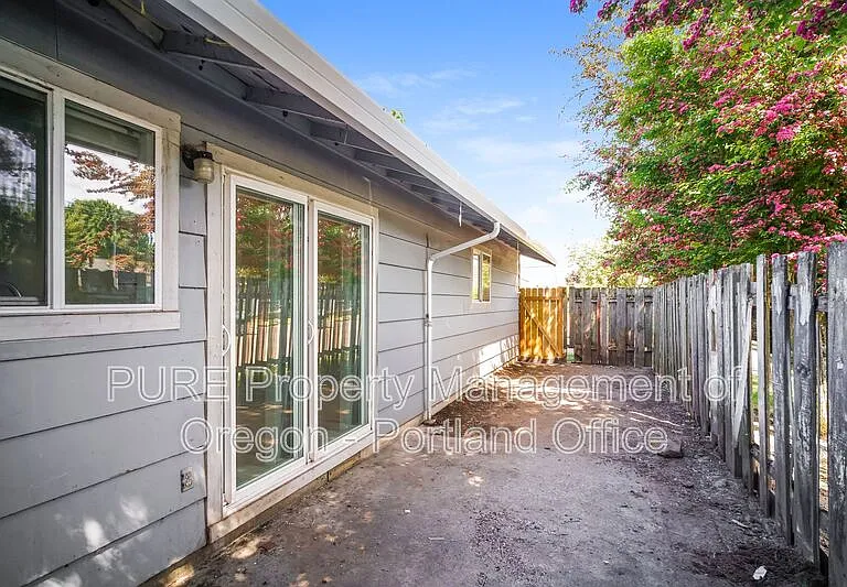 1049 SE Walnut St #11 — Photo 18