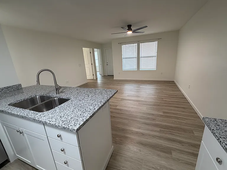 1219 Fountain Dr — Photo 2