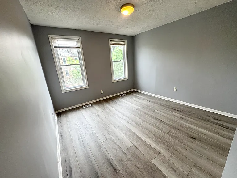 1537 A St SE — Photo 1