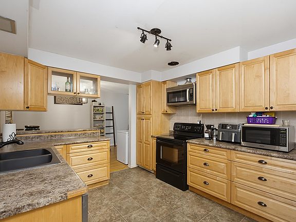 3rd image of 33539 Dewdney Trunk Rd