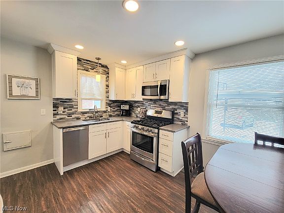 4th image of 3330 Wellington Ave