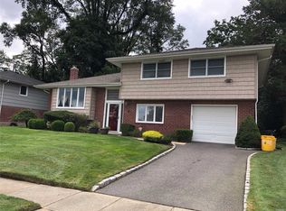 18 Devonshire Ct, Plainview, NY 11803