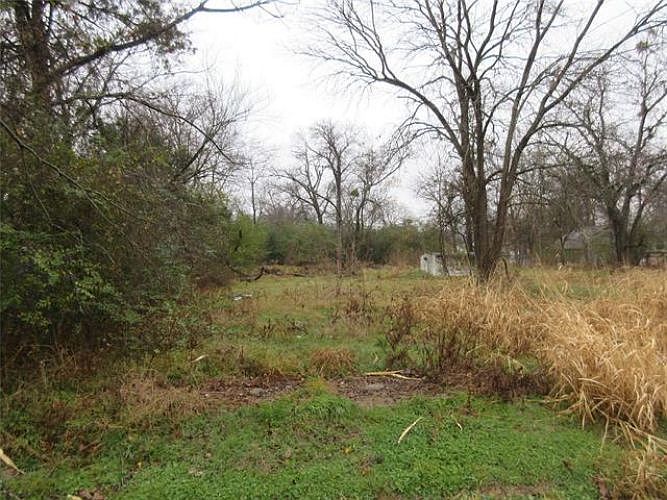 1st image of 615 E 2nd St Lot 7