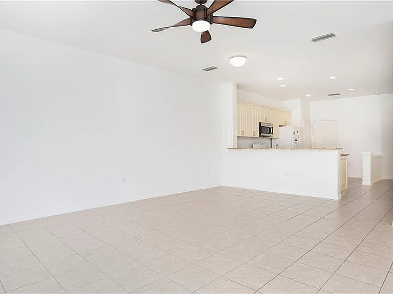 880 Hampton Cir — Photo 11