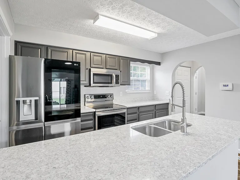 920 Sara Ct #920 — Photo 2