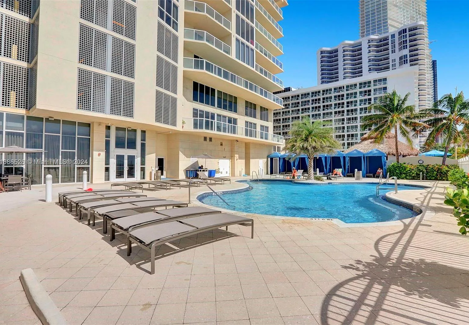 La Perla Condo — Photo 2
